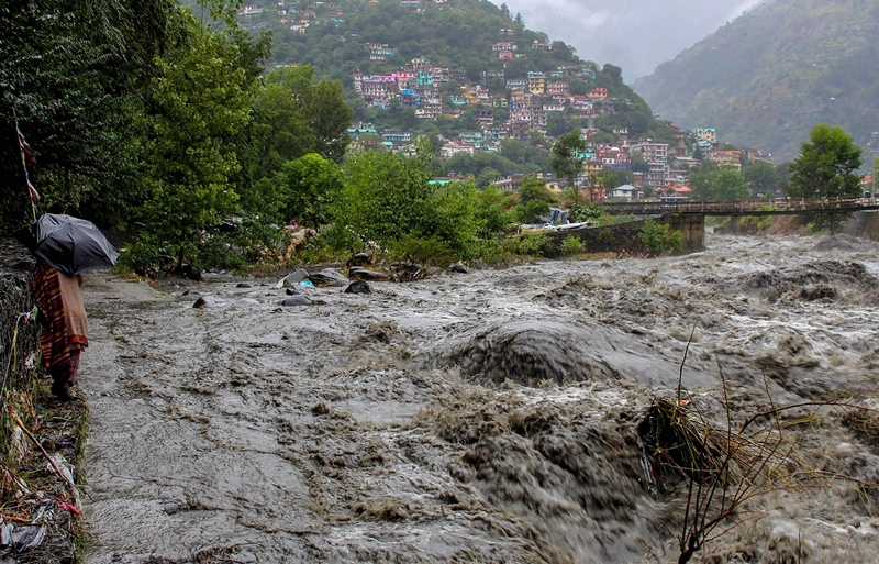 Himachal Flash floods Heavy rains claim 8 lives, Kullu put on ‘high