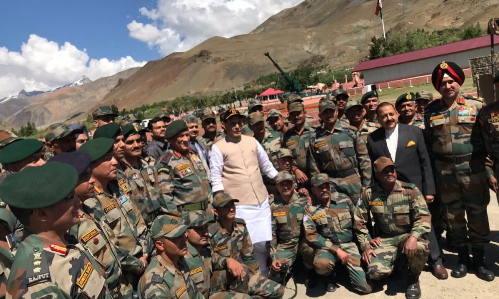 Defence Minister pays tribute to soldiers killed in 1999 Kargil War ...